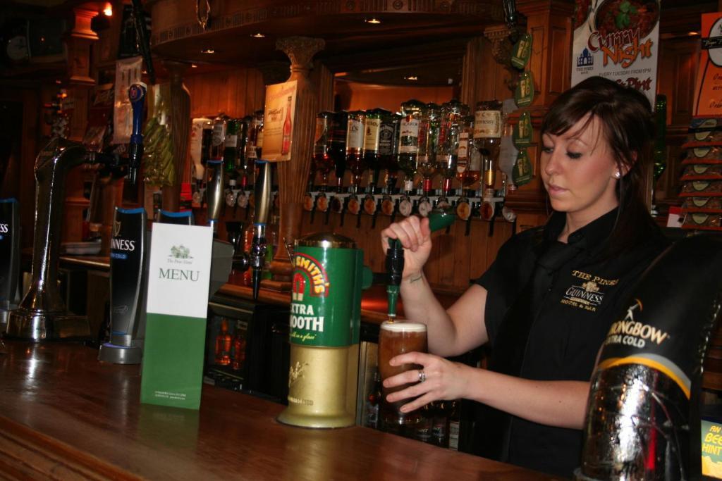 Pines Hotel Luton Airport Zewnętrze zdjęcie